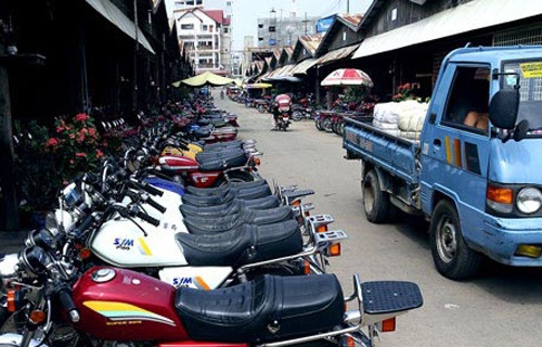Cap doi nu dong tinh lua xe may mang ban hinh anh