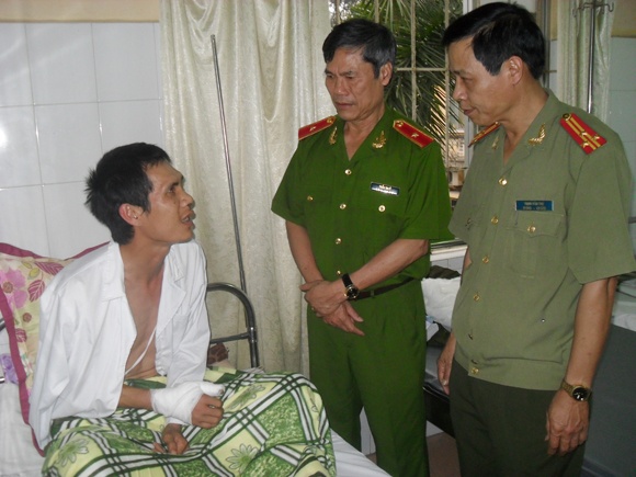 Vi pham giao thong, dung may cat co 'xen' mat canh sat hinh anh