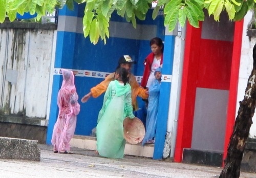 Hai thieu nu 18 tuoi chan dat tre em an xin hinh anh