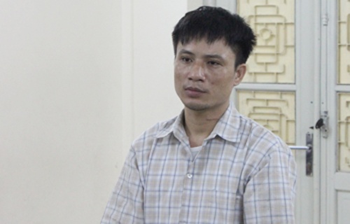 Nguoi phu nu bi bat coc ngay cong toa Ha Noi hinh anh