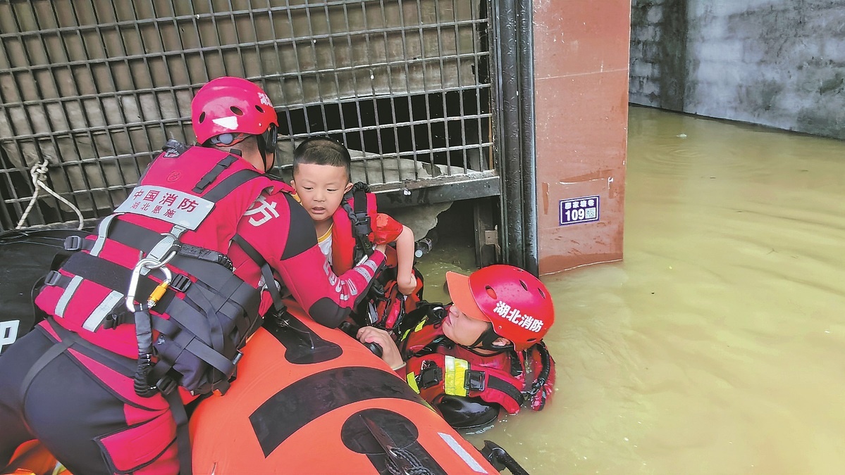 'Mua man' lon keo dai gay lu quet tai Trung Quoc hinh anh