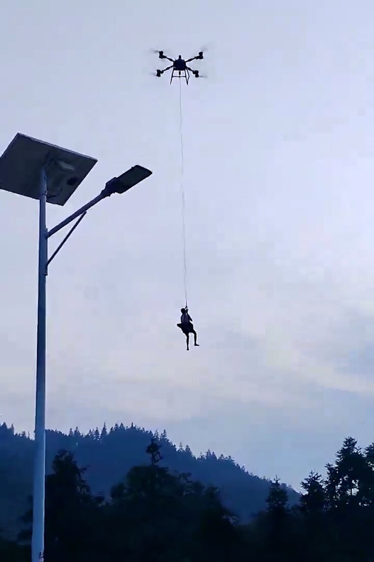 Trung Quoc dung drone ho tro nguoi dan o vung ngap lut hinh anh