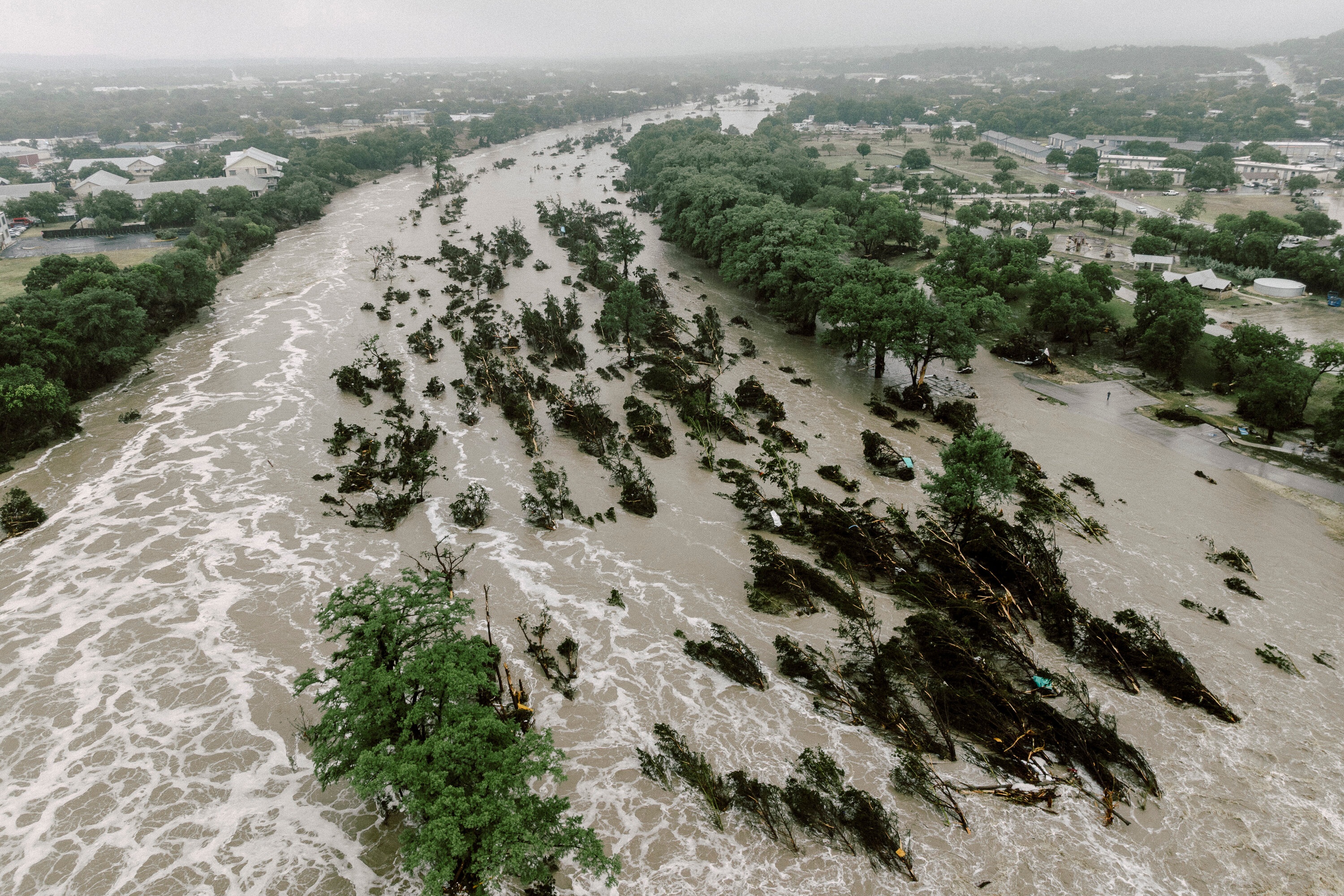 Lu lut kinh hoang o Texas khien 24 nguoi chet, hon 20 nu sinh mat tich hinh anh