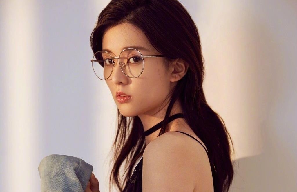 My nhan 9X giau co nhat showbiz Trung Quoc song xa xi nhu the nao? hinh anh