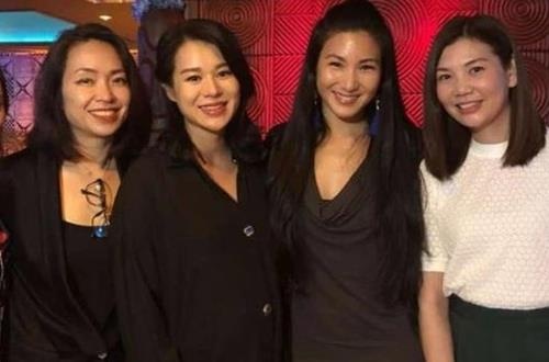 'Ba bau' Ho Hanh Nhi hoi ngo dan nguoi dep hoa hau sau 20 nam hinh anh