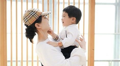 My nhan phim Chau Tinh Tri lan hiem hoi khoe anh chup voi con trai ut hinh anh