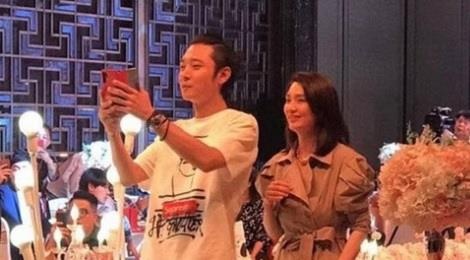 Vo chong my nhan Hong Kong xuat hien cung nhau sau be boi ngoai tinh hinh anh