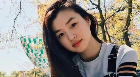 Nhan sac ban gai sieu mau 21 tuoi cua 'nam than boi loi' Trung Quoc hinh anh