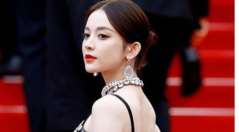 My nu Tan Cuong mac vay xuyen thau, kieu sa tren tham do Cannes hinh anh