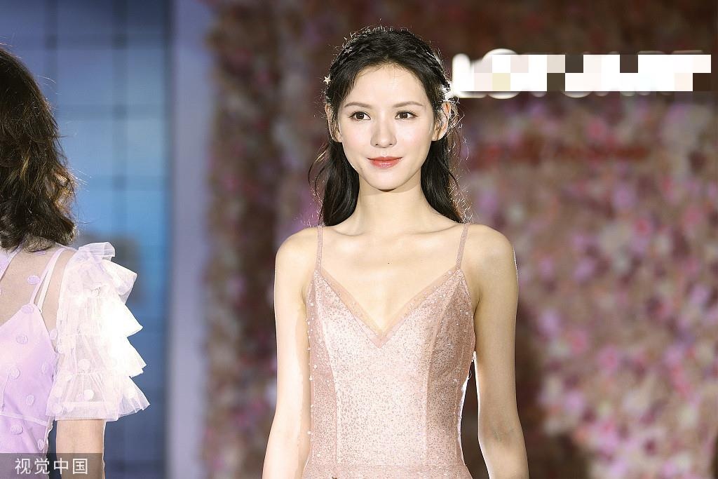 Nhan sac 'ban gai cu cua thieu gia Vuong Tu Thong' duoc ban tan hinh anh