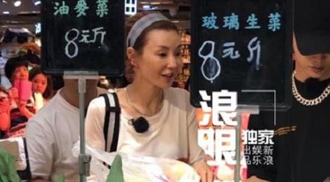 Truong Man Ngoc mua giay va noi y o sap hang binh dan hinh anh