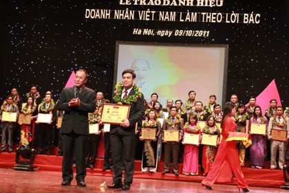 Yeu cau dung chuong trinh 'Doanh nhan VN lam theo loi Bac' hinh anh