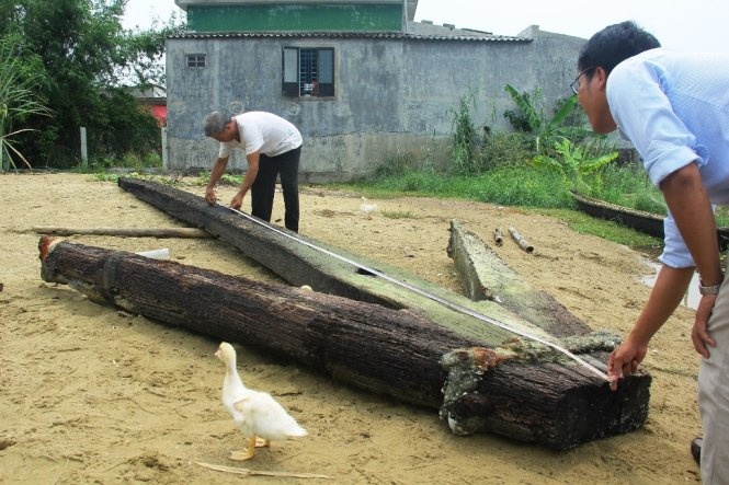 Tim thay mo neo bang go khong lo duoi bien o Hue hinh anh