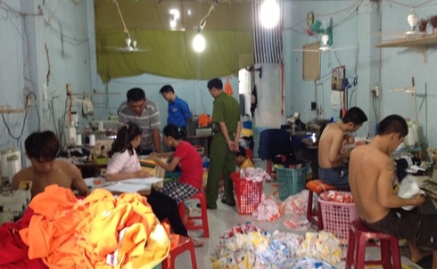 Giai cuu 5 dua tre trong xuong may hanh xac tuoi tho hinh anh