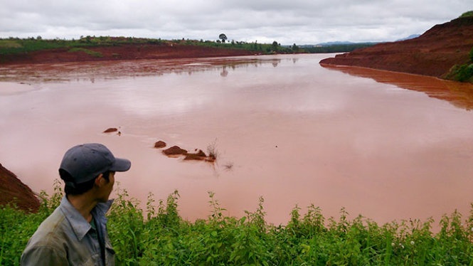 20.000m3 nuoc, bun tran ra ngoai o ho thai quang hinh anh