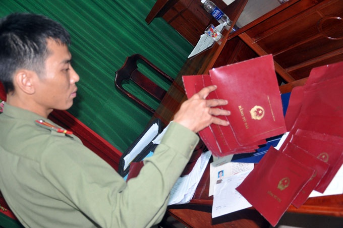 Buoc thoi viec 22 nhan vien y te xai bang gia hinh anh