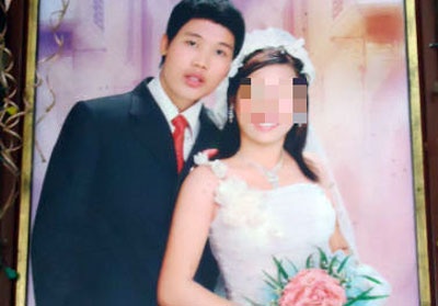 Vo khong manh vai che than, chong van co duoi theo truy sat hinh anh