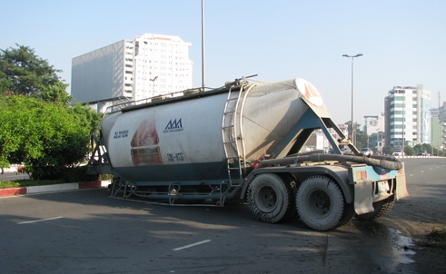 Xe bon gay lam doi o trung tam TP.HCM hinh anh