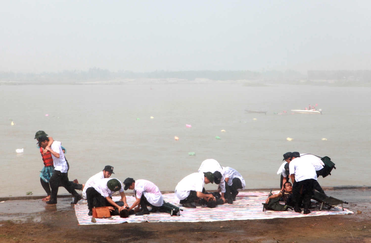 Canh sat co dong dien tap cuu nguoi trong bao hinh anh