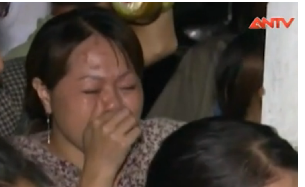 Me tram cam sat hai con 5 thang tuoi hinh anh