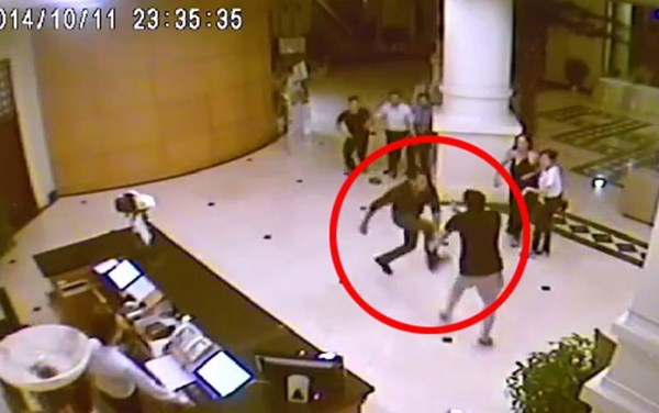 Danh nhau do loi khich 'trai Tay ma di voi gai gia' hinh anh