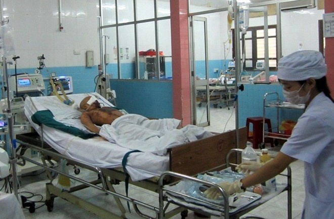 Dung gach dap dan, thanh nien 17 tuoi nguy kich hinh anh