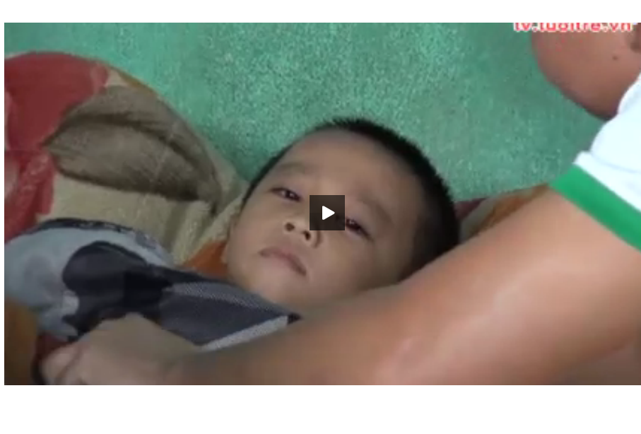 Clip be 5 tuoi song sot ky dieu trong cong nuoc hinh anh