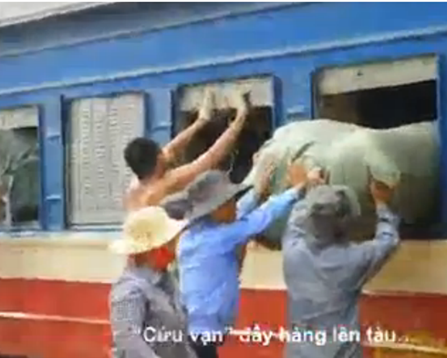 Canh ngang nhien tuon hang lau len tau tai ga Dong Dang hinh anh