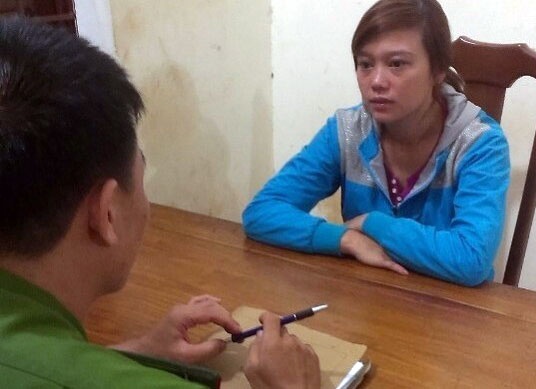 Lưu Thị Thanh Tuyền tại cơ quan công an.