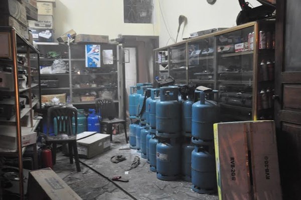 Cua hang gas no lon trong dem hinh anh