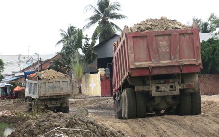 Tham nhap dai cong truong xe qua tai hinh anh