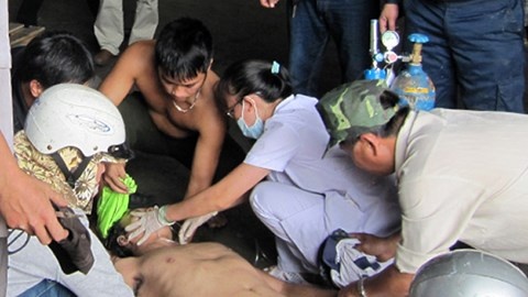 Hai cong nhan chet ngat khi ve sinh he thong loc gio hinh anh