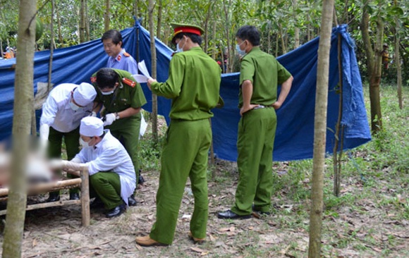 Xac chet trong rung cao su do bi phuc kich, danh ghen hinh anh
