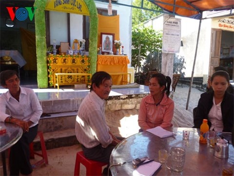 Mot nguoi dan ong tu vong tai don cong an hinh anh