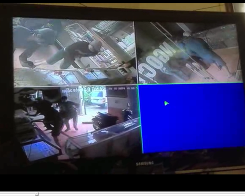 Clip 4 thanh nien bit mat cuop vang trong 60 giay hinh anh