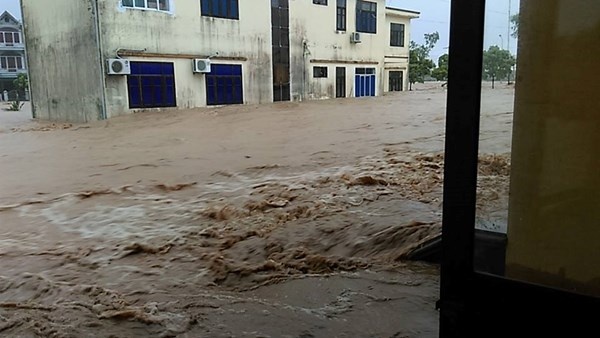 Vo dap, thi tran Dam Ha chim trong bien nuoc hinh anh