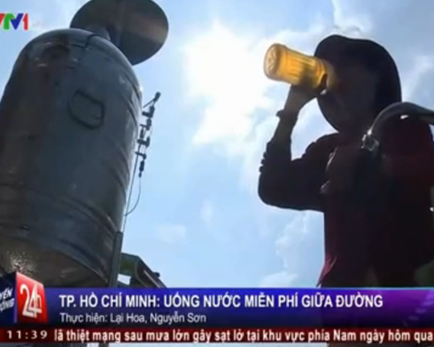 Nuoc uong mien phi cho nguoi di duong o Sai Gon hinh anh