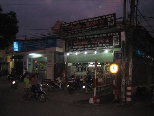 Truy sat kinh hoang trong shop quan ao hinh anh