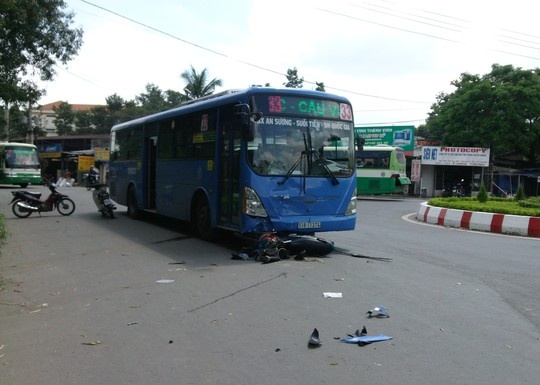 Xe buyt lai can nguoi trong lang dai hoc Thu Duc hinh anh