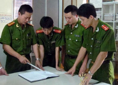 Ca tram canh sat truy tim ke lot tran co giao ben le duong hinh anh