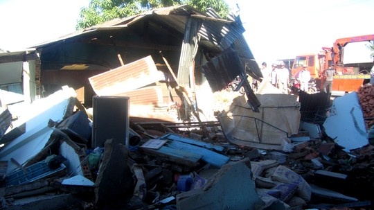 Xe tai ui sap nha, mot cu ba trong thuong hinh anh