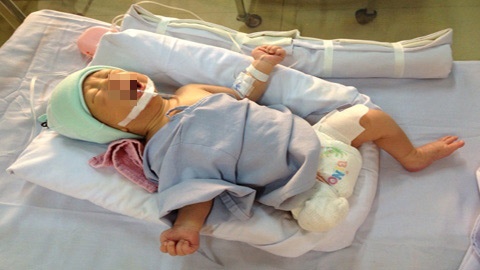 Nin tho doi theo tinh trang be so sinh vang khoi bung me hinh anh