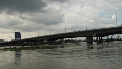 Cuu song nguoi phu nu nhay cau tu tu hinh anh