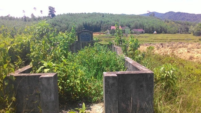 Nghia dia bi dem ban, dan chon nguoi chet trong vuon nha hinh anh