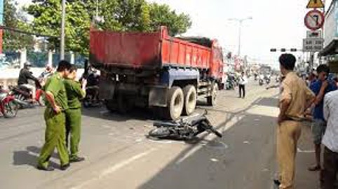 Thai phu bi xe ben dam kho giu lai thai nhi hinh anh