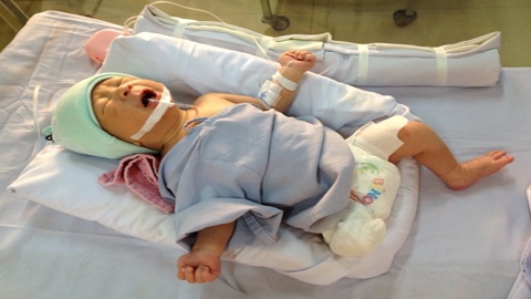 Be so sinh vang khoi bung me da tu bu duoc sua hinh anh