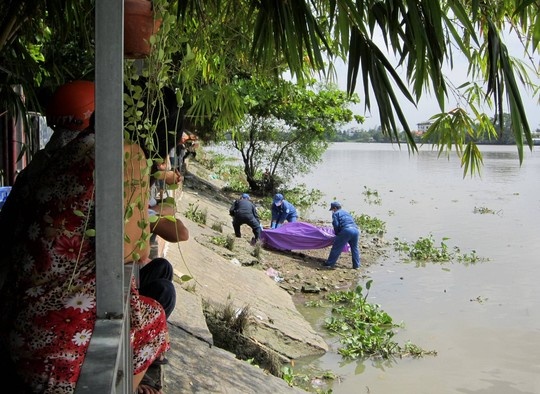 Xac nguoi dan ong coi tran troi tren song Sai Gon hinh anh