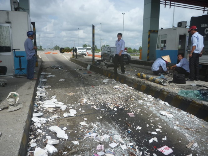 Xe khach tong sap cabin tram thu phi, nhan vien thao chay hinh anh