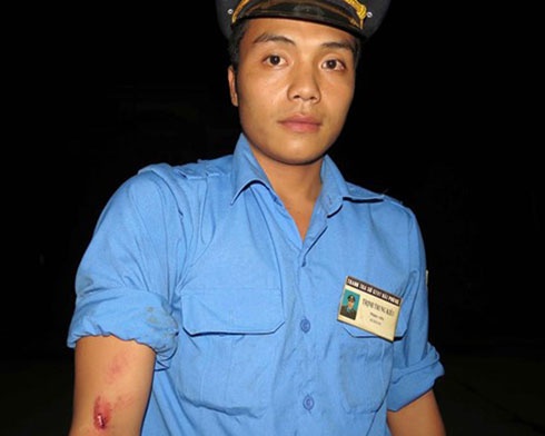 Thanh tra giao thong bi can tay, hat tung len mui xe hinh anh