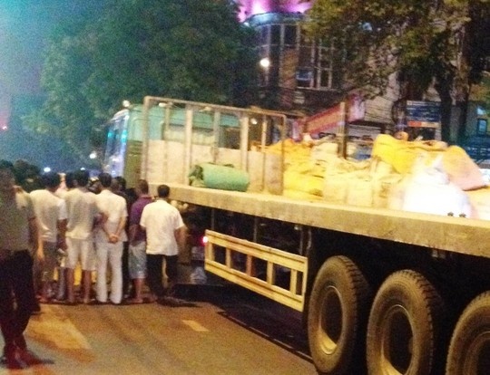 Cho den do, 2 thanh nien bi container tong chet tu phia sau hinh anh